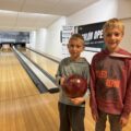 HØYDEPUNKTET VAR BOWLING: Roman (9) og Fillip (9) synes bowling var artig.