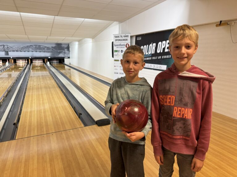 HØYDEPUNKTET VAR BOWLING: Roman (9) og Fillip (9) synes bowling var artig.