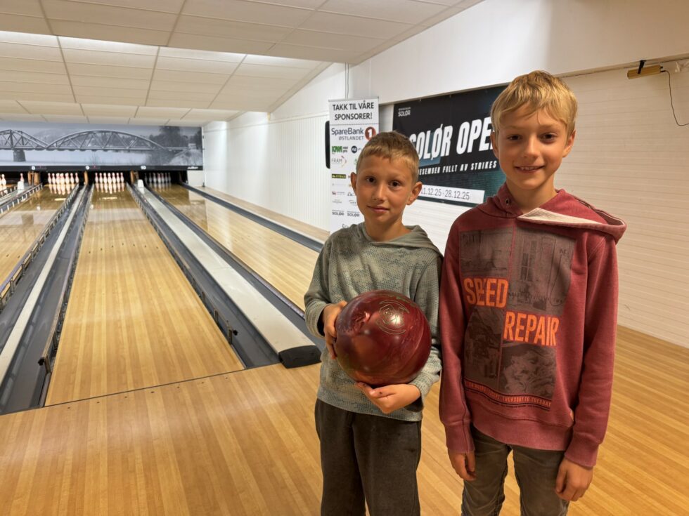 HØYDEPUNKTET VAR BOWLING: Roman (9) og Fillip (9) synes bowling var artig.