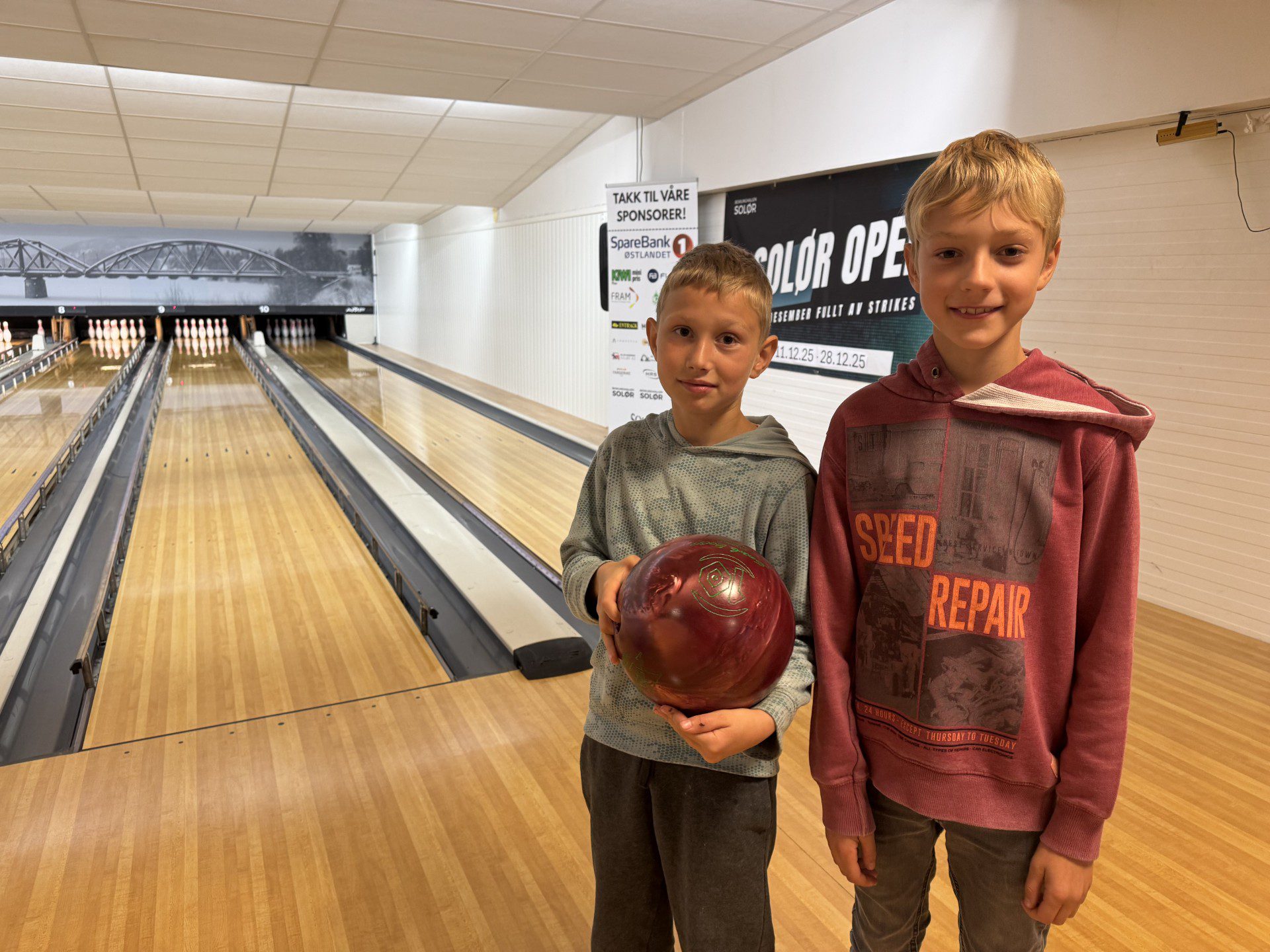HØYDEPUNKTET VAR BOWLING: Roman (9) og Fillip (9) synes bowling var artig.