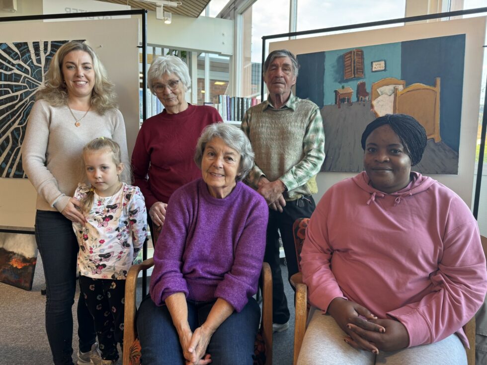 ET KOSELIG MØTESTED: Liudmila Zybareyva (fra venstre), Varvara Zybareyva (5), Bodil Fagerhaug, Kari Krogh, Knut Skoglund og Amissa Ahmad møttes denne tirsdagen for en sosial ettermiddag.