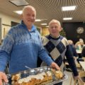 SERVERTE KRINGLE OG SAFT: Agnar Kvesetmoen (fra venstre) og Ivar Opås fra Flisa Rotary sørger for hygge med beboerne.