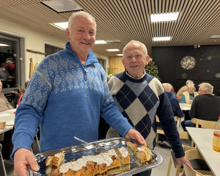 SERVERTE KRINGLE OG SAFT: Agnar Kvesetmoen (fra venstre) og Ivar Opås fra Flisa Rotary sørger for hygge med beboerne.
