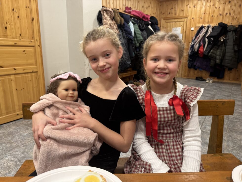 GØY Å VÆRE HER: Ylva (7) og Olivia (7) synes maten er god og at det er morsomt å være her.