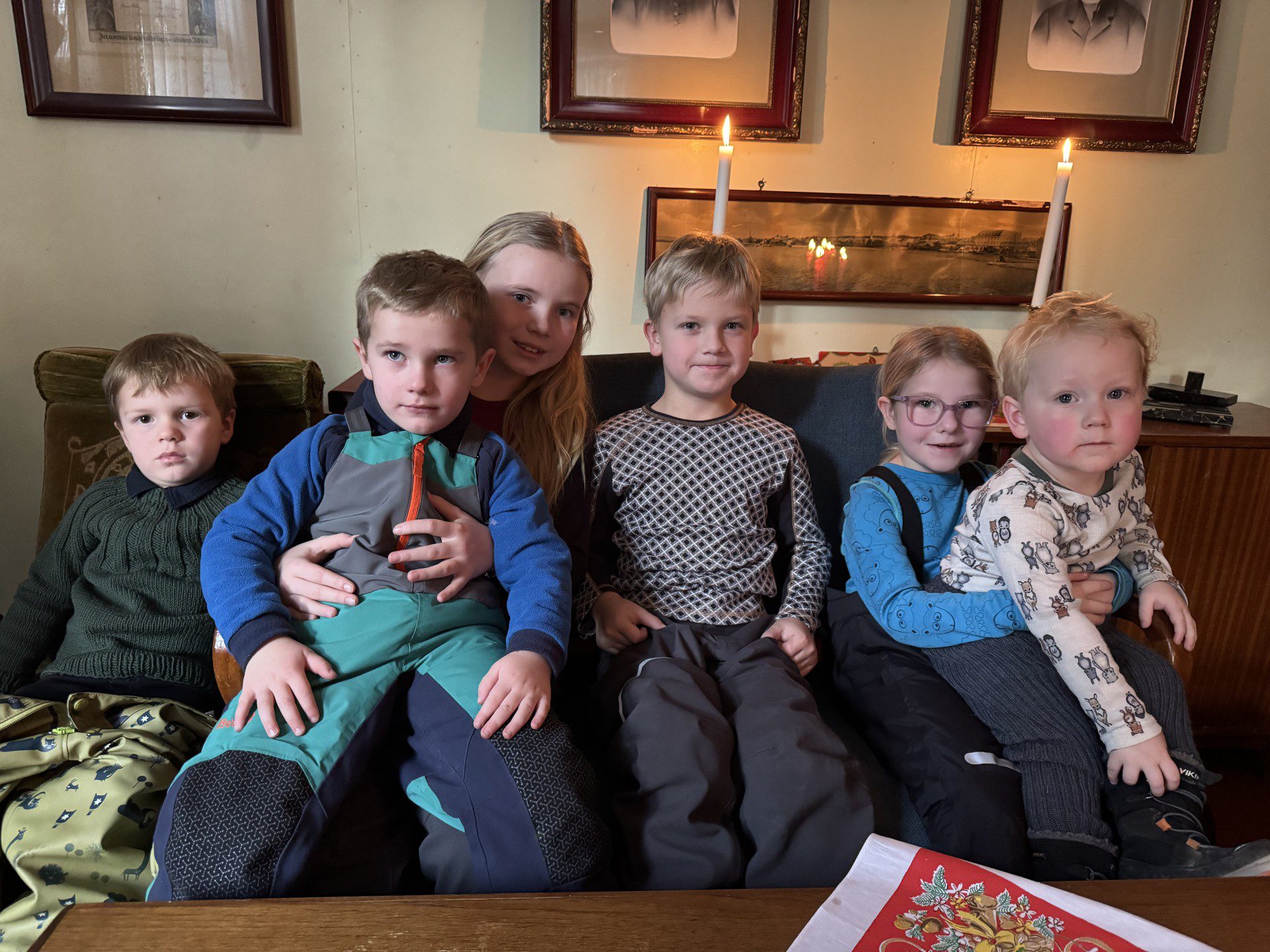 KOSER SEG: Noah (4) (til venstre), Anton (4), Nora (9), Herman (6), Oline (6) og Kasper (2) var med på juletrefest.