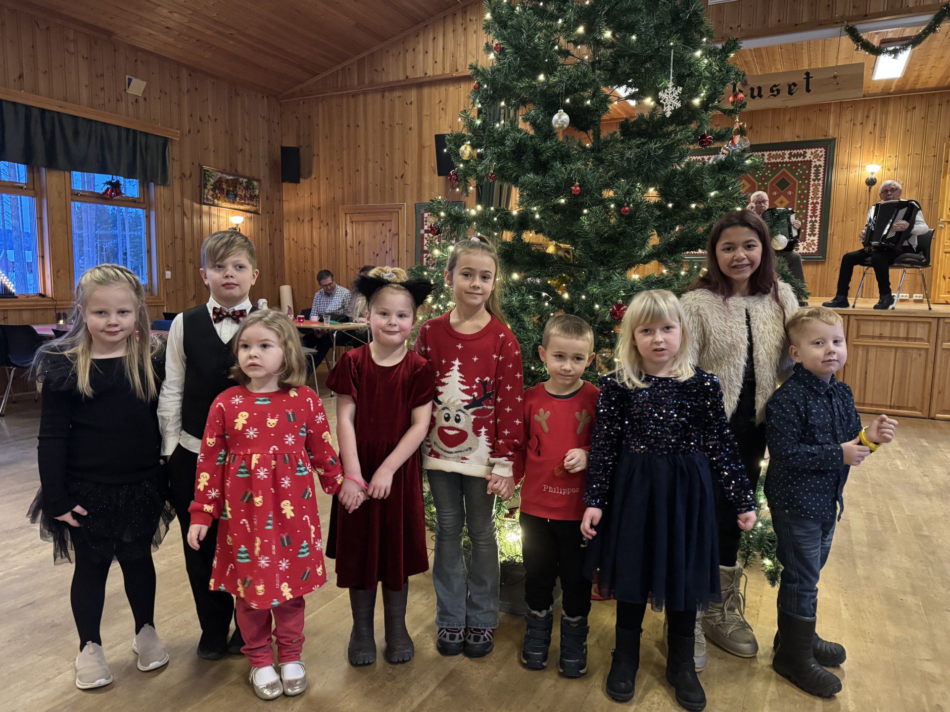 SOSIALT OG TRIVELIG: Henny (fra venstre), Linus, Vilde, Tiril, Viktoria, Svitatosalv, Eline, Seline og Falk Markus koser seg på juletrefest.