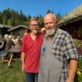 SÆTERLIVET: Roy Tomas Leirvik (til venstre) og Erik Fleischer har hatt nok en flott sesong oppe på Braskerudsætra. Der blant annet Erling Braut Haaland har bidratt til økt salg.