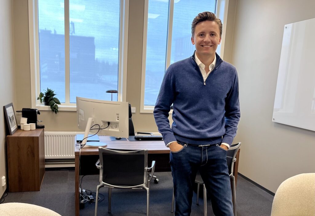LOKAL SATSING: Investeringsrådgiver Markus Vinje-Jakobsen forteller at Njord Kapitalforvaltning ønsker å være en lokal og tilgjengelig aktør i regionen.