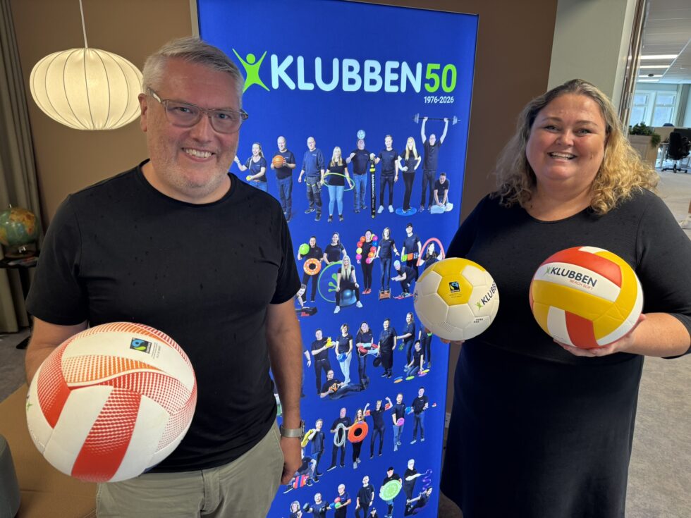 – RIKTIG VEI Å GÅ: Klubben mottok beviset på Fairtrade-sertifiseringen 3. august og er nå sertifisert frem til 23. august 2032. Her ser vi Anders Albertsson og Kari Heggelund med noen av de ny-sertifiserte sportsballene.