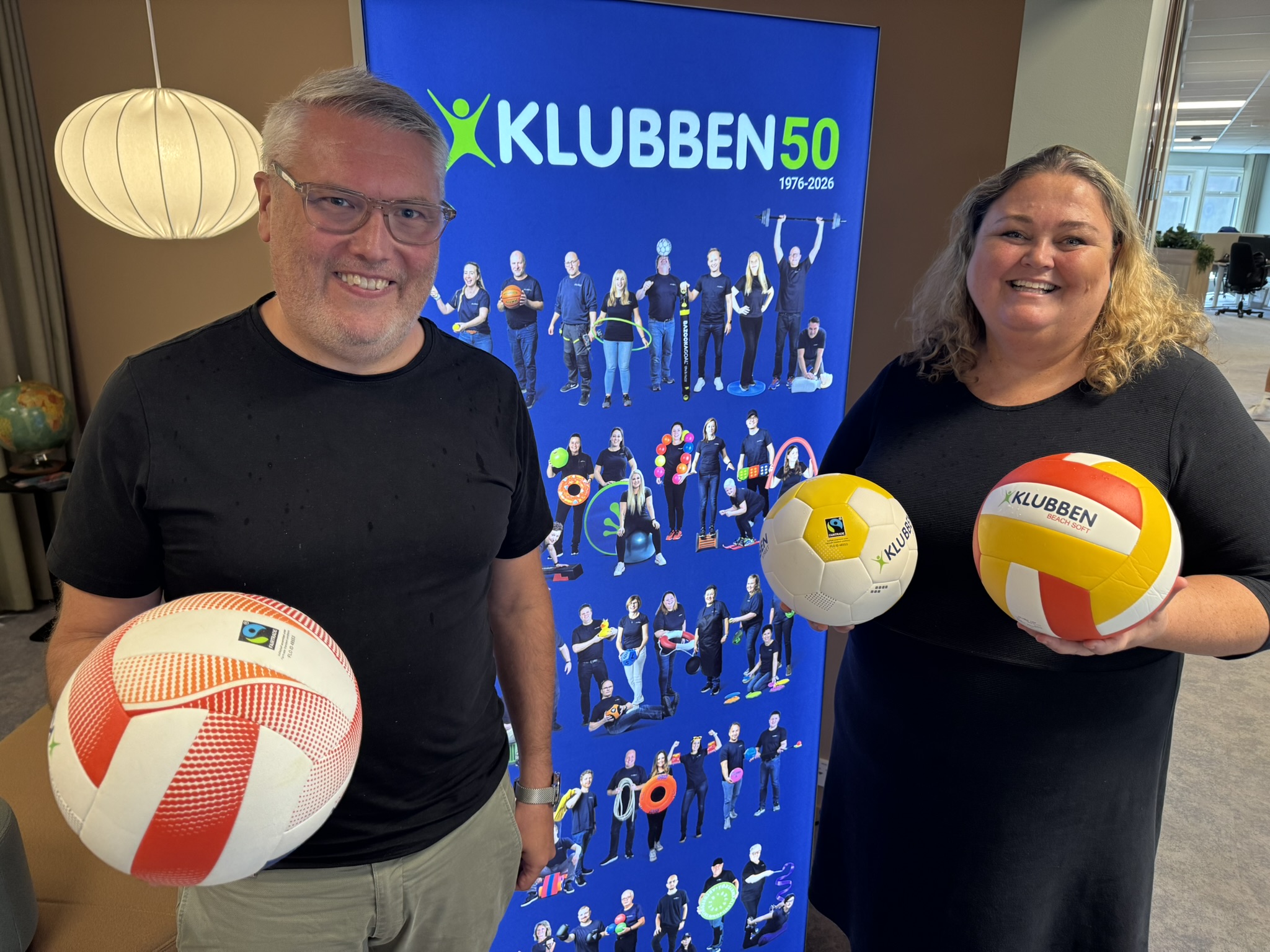 – RIKTIG VEI Å GÅ: Klubben mottok beviset på Fairtrade-sertifiseringen 3. august og er nå sertifisert frem til 23. august 2032. Her ser vi Anders Albertsson og Kari Heggelund med noen av de ny-sertifiserte sportsballene.