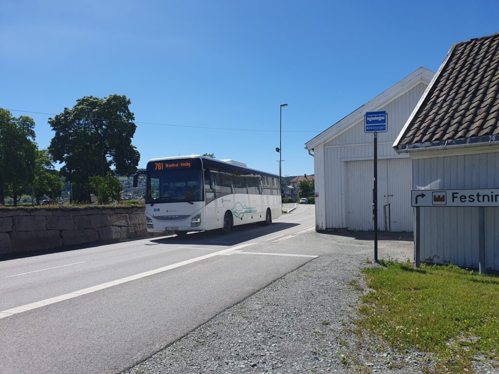 Møtende trafikk på en smal vei og med smalt fortau skaper utfordringer i trafikken, både for passasjerer, fotgjengere, bussjåfører og andre trafikanter. — Foto: Marie Mørch
