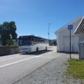 Møtende trafikk på en smal vei og med smalt fortau skaper utfordringer i trafikken, både for passasjerer, fotgjengere, bussjåfører og andre trafikanter. — Foto: Marie Mørch