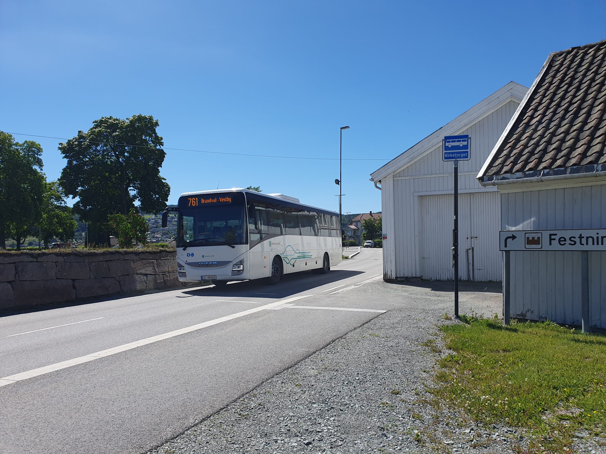 Møtende trafikk på en smal vei og med smalt fortau skaper utfordringer i trafikken, både for passasjerer, fotgjengere, bussjåfører og andre trafikanter. — Foto: Marie Mørch