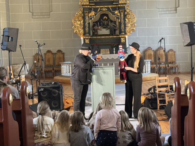 KIRKEROTTER OG VIGGO: For fjerde år på rad fikk kirkene i Åsnes besøk av Kirkerotter. Denne gang i Hof kirke.